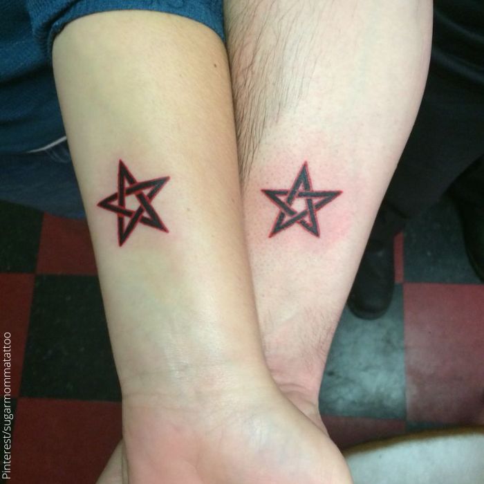 Foto de dos tatuajes de estrellas de 5 puntas