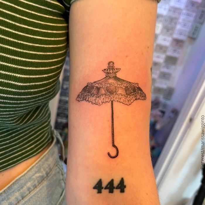 Foto de un tatuaje de parasol budista