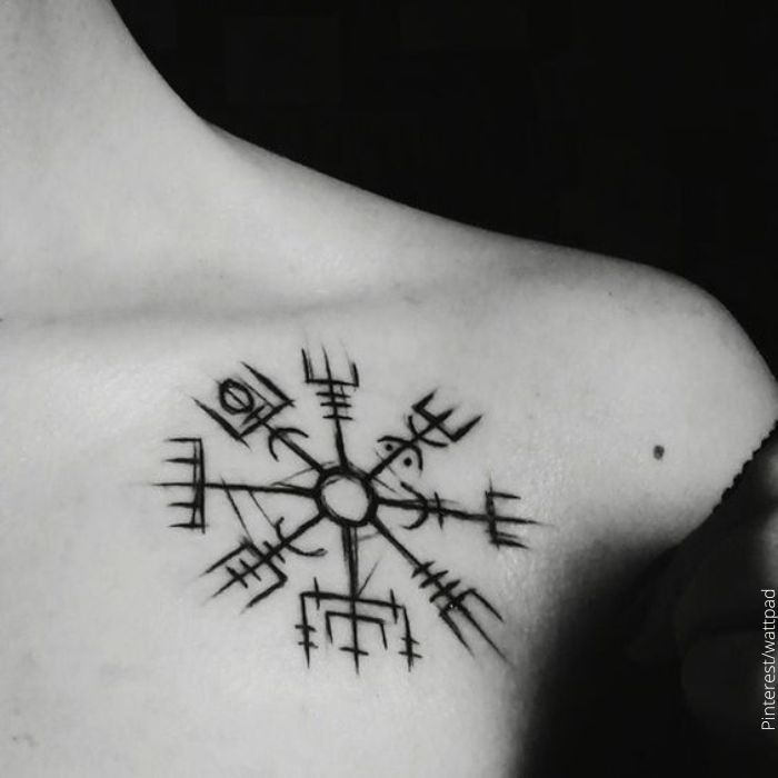 Foto de un tatuaje de brújula nórdica