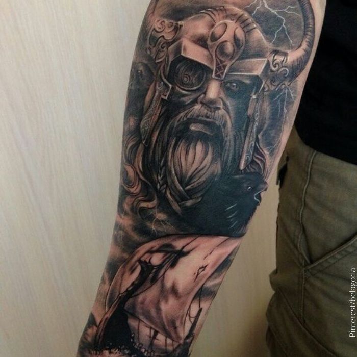 Foto d eun tatuaje de un guerrero vikingo