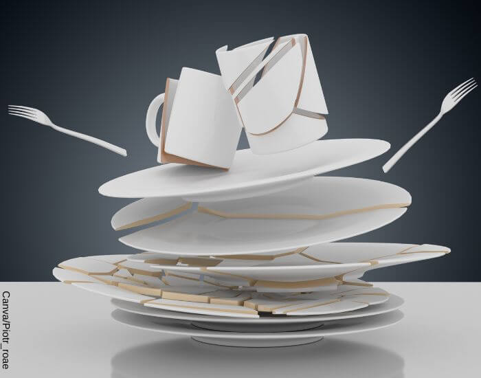 Diseño realista de una vajilla rota cayendo sobre una mesa en conjunto