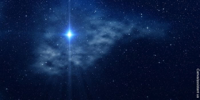 Foto del cielo azul con una estrella más brillante que el resto como una de las supersticiones que atraen la buena suerte