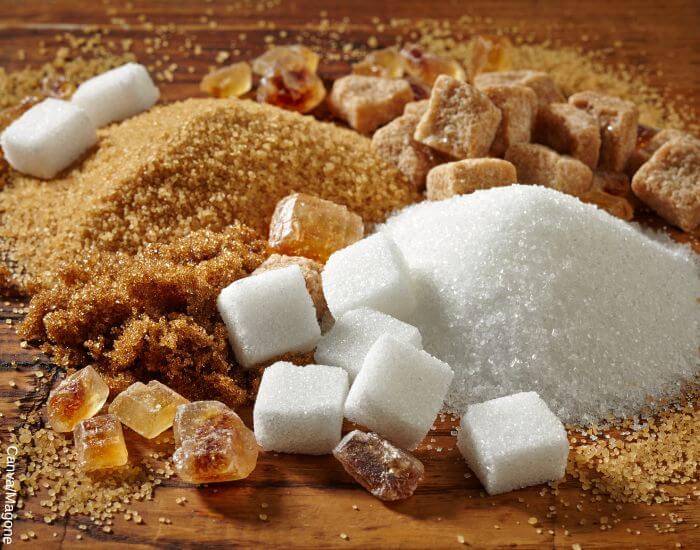 Foto de varios tipos de azúcar sobre una mesa