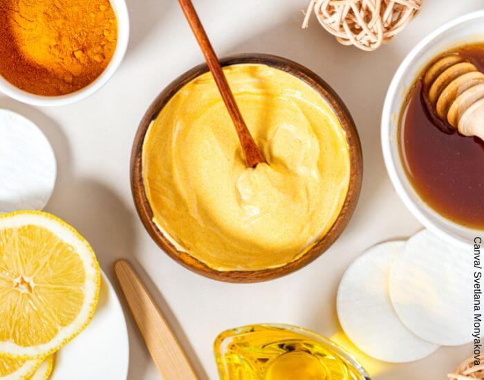 Foto de varios ingredientes como miel, limón y aceite para preparar una mascarilla casera