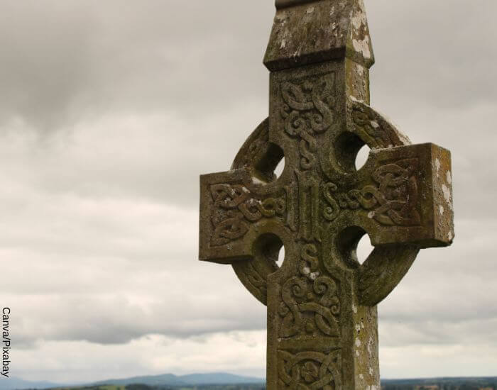 Foto de un símbolo celta de protección tallado en piedra