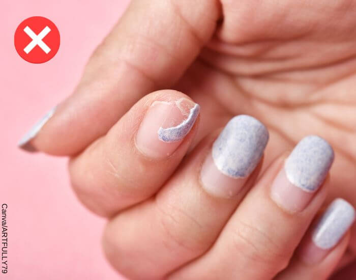 Foto de unas uñas peladas con una X al lado en representación de uno de los tips para uñas largas y fuertes