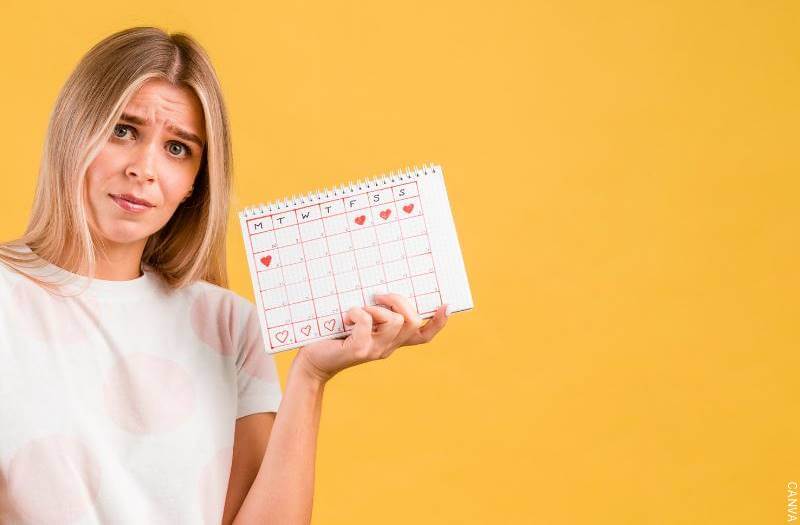 Foto de una mujer con un calendario en la mano