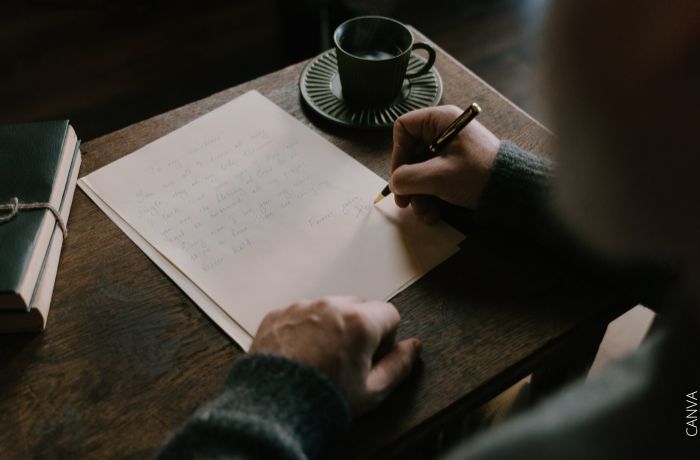 Foto de una persona escribiendo una carta