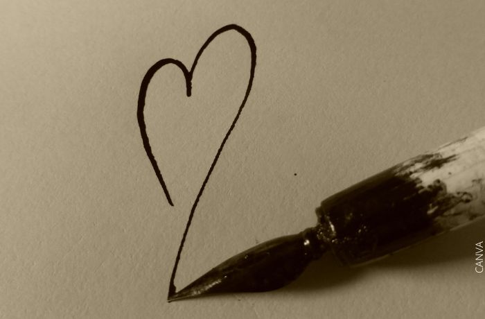 Foto de un corazón dibujado con una pluma