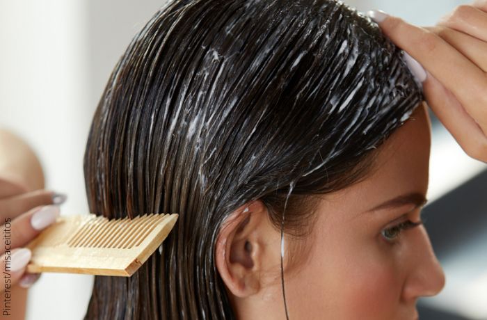 Foto de una mujer con mascarilla en el cabello para ilustrar cómo alisar el cabello con maizena fácil y naturalmente