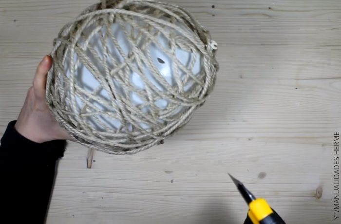 Foto de un globo desinflandose dento de una lámpara de cuerda