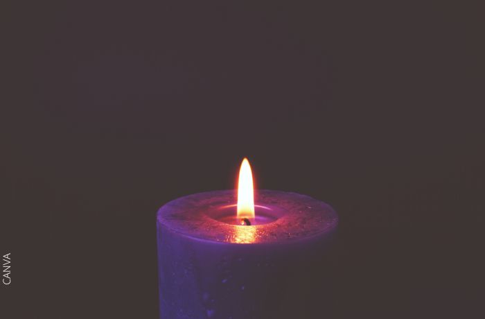 Foto de una vela morada