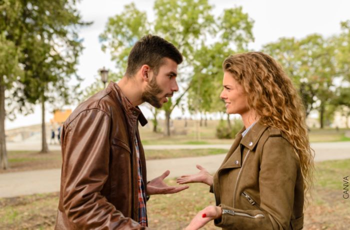Foto de una pareja discutiendo en un parque
