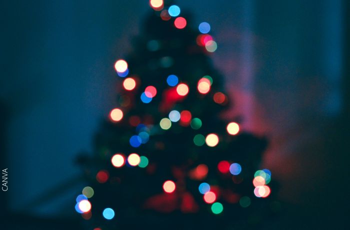 Foto de un árbol de Navidad difuminado