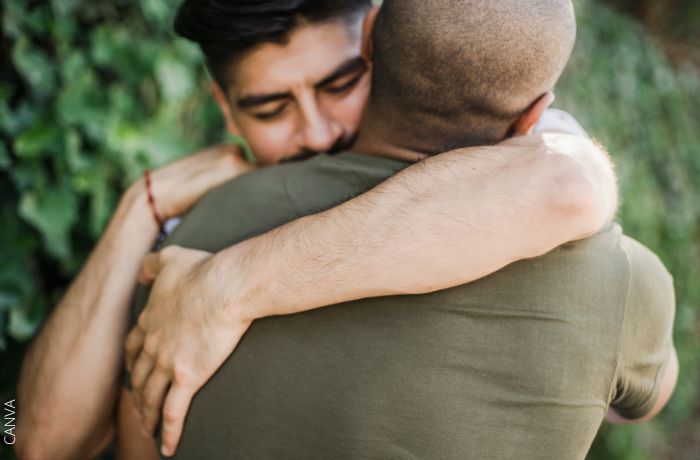 Foto de dos hombres abrazandose