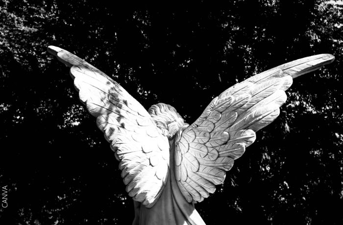 Foto a blanco y negro de una estatua de un ángel