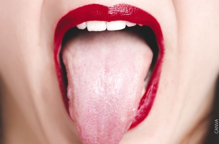 Foto de la lengua de una mujer