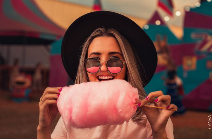 Foto de una mujer comiendo algodón de azúcar