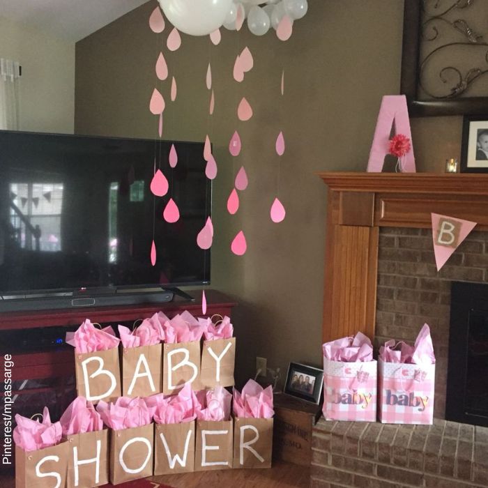 Foto de baby shower con bolsas de papel