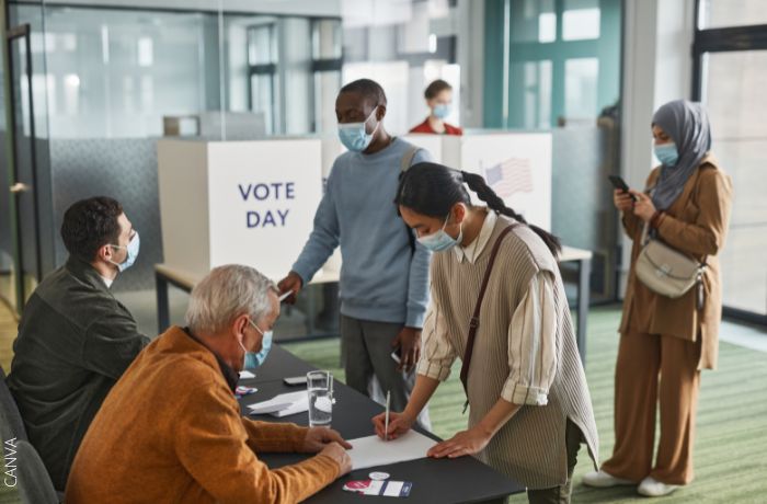 Foto de personas en un puesto de votación