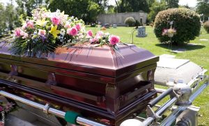 Empresa ofrece funerales en vida como parte de una terapia