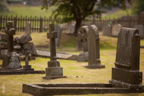 Foto de tumbas en un cementerio.