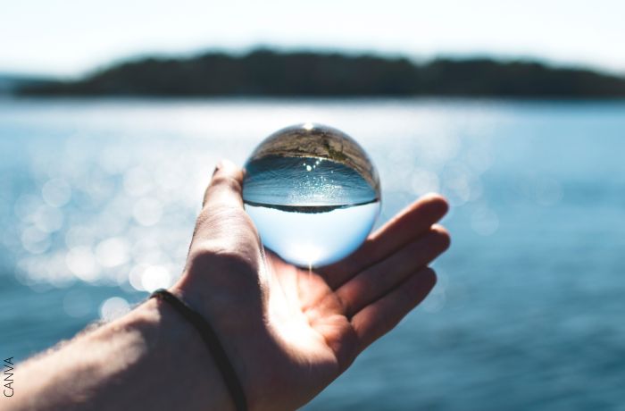 Foto de una persona sosteniendo una bola de cristal