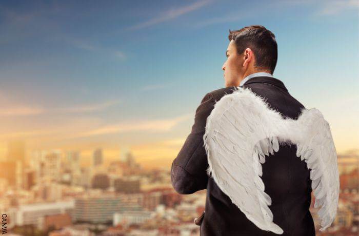 Fotomontaje de un hombre vestido de paño con alas