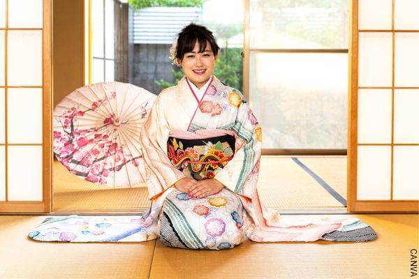 Foto de mujer japonesa con vestimenta tradicional