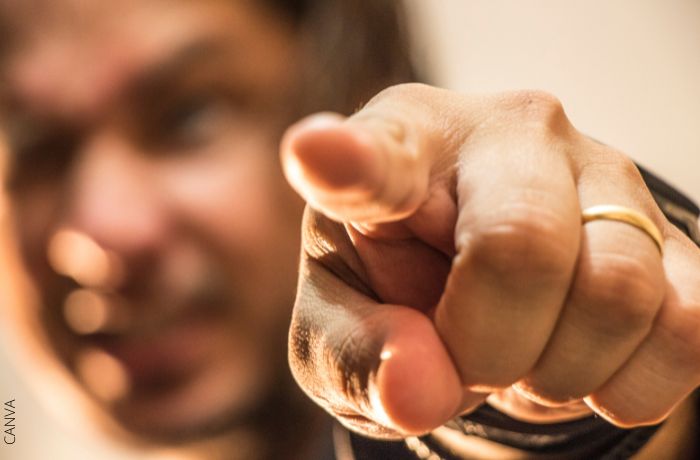 Foto de un hombre señalando con el dedo
