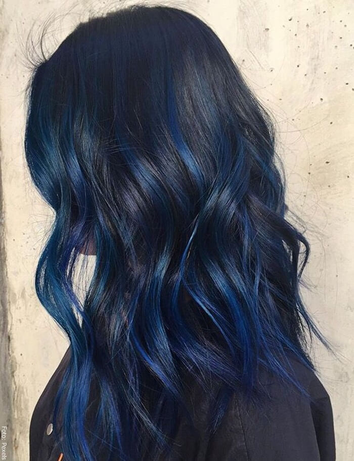 Foto de mujer con pelo color azulado