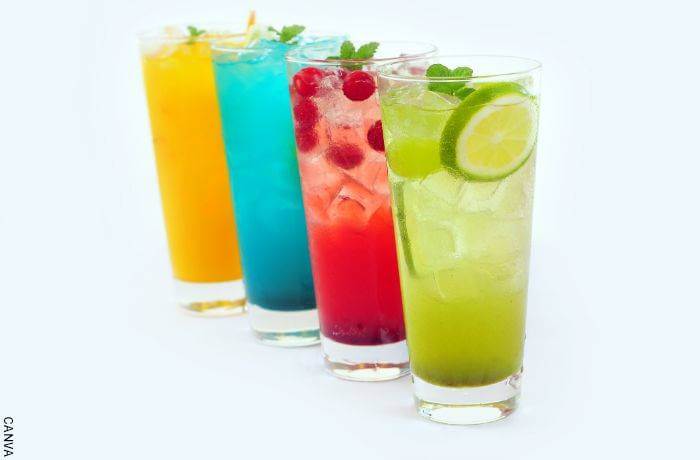 Foto de varias bebidas con hielo y frutas