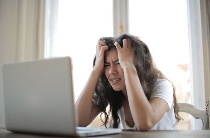 Foto de una mujer frustrada frente al computador