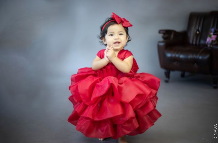 Foto de una niña con vestido rojo