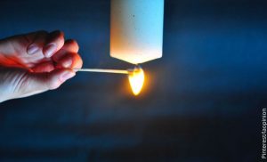 Para qué se prende una vela blanca al revés, ¿es bueno?