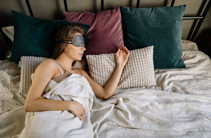 Foto de una mujer durmiendo con los ojos tapados