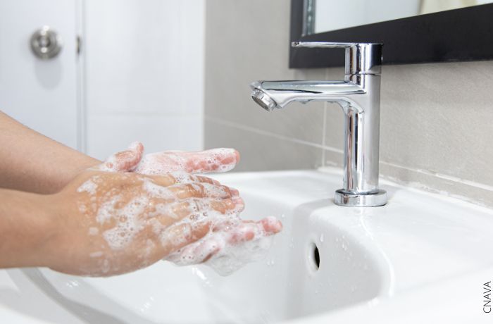 Foto de una persona lavando sus manos
