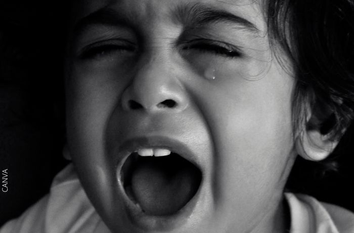 Foto a blanco y negro de un niño llorando
