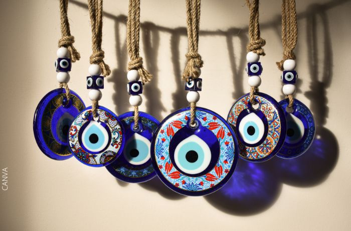 Foto de amuletos de Ojo turco colgados