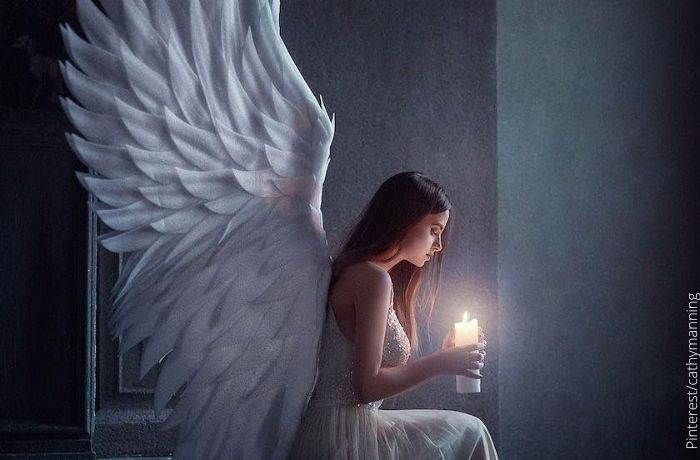 Ilustaración de una mujer ángel con una vela en las manos
