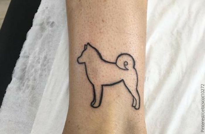 Foto de un tatuaje de perro pastor alemán en sliueta