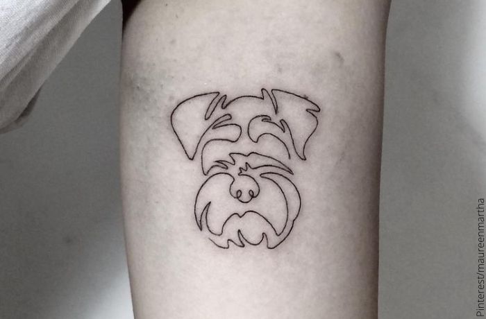 Foto de un tatuaje de silueta de perro