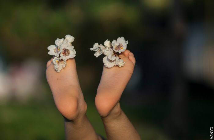 Foto de pies con flores