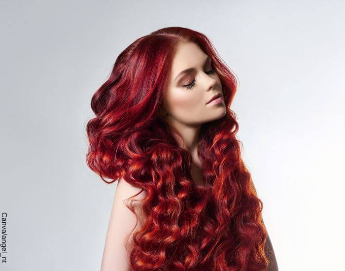 Foto de una mujer con una cabellera larga y brillante de color rojo tinturado