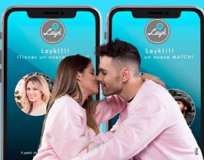 Foto de una pareja a punto de besarse con el fondo de la aplicación layk detrás
