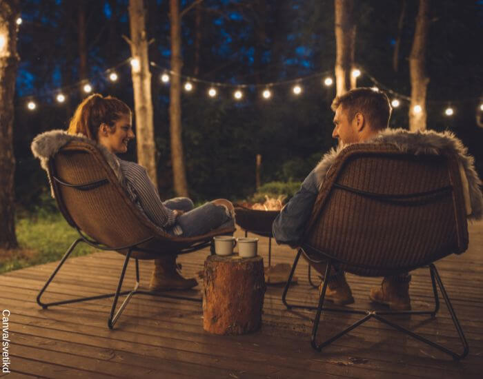 Foto de una pareja tomando café en una noche de camping
