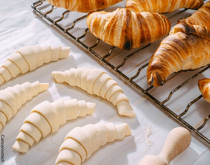Foto de croissants receta sin hornear y horneados para mostrar la diferencia