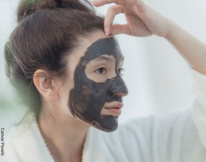 Foto de una mujer con una mascarilla negra sobre todo su rostro