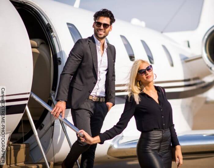 Foto de una pareja bajando de un avión que representa por qué los hombres prefieren a las mujeres mayores