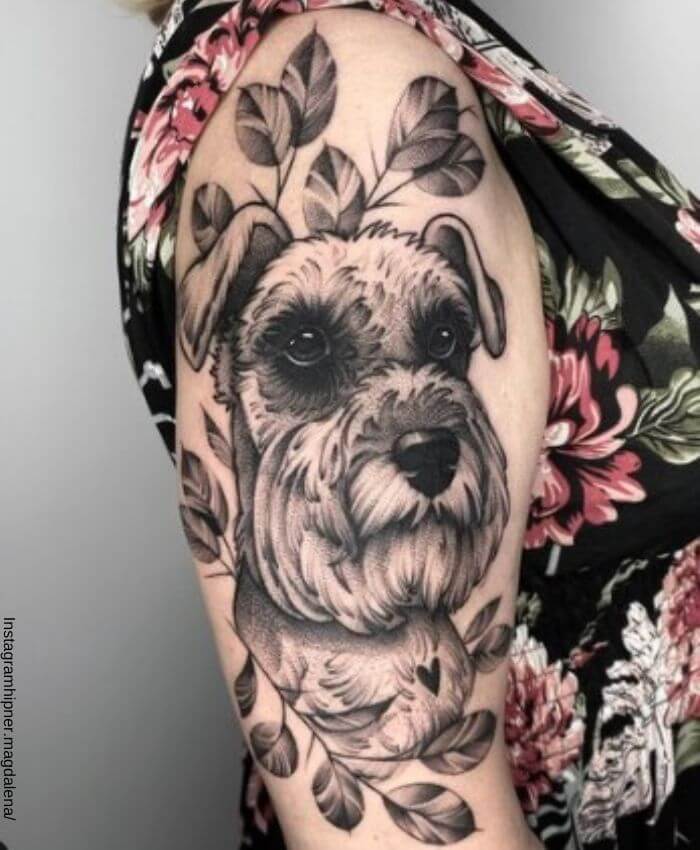 Foto de una de las ideas de tatuajes de perros en todo un brazo de una mujer